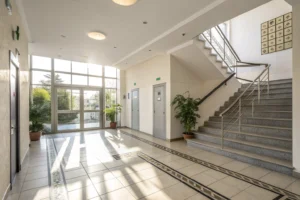 Portal de una comunidad con la escalera y el suelo recién fregados