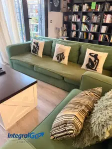 Salón con sofá y librería después del servicio de limpieza