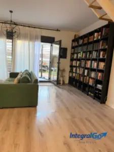 Salón despejado con el suelo de madera recién fregado